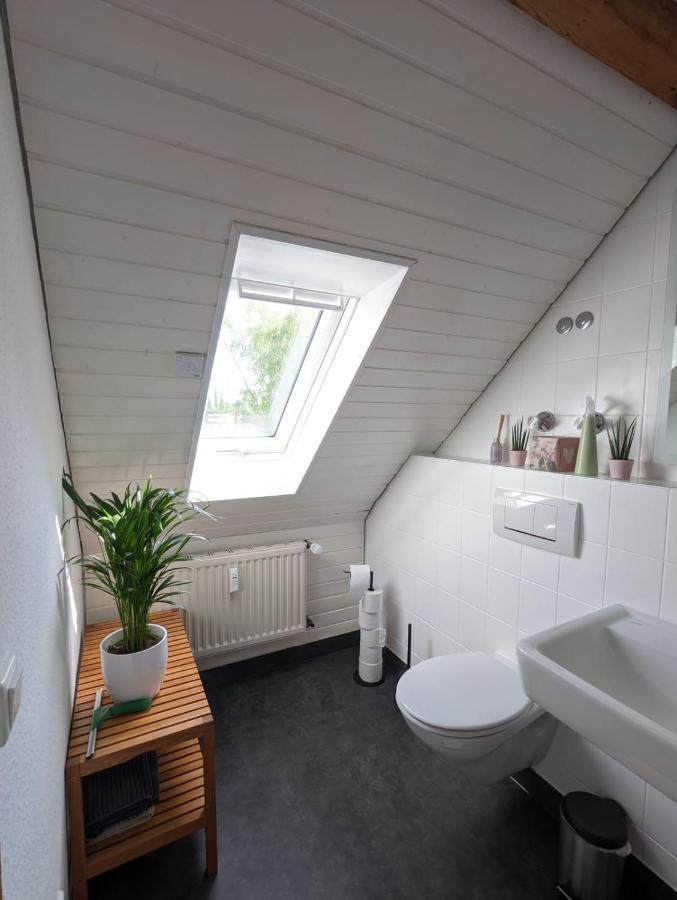 Helles Dachgeschoss-Appartement Krefeld Eksteriør bilde